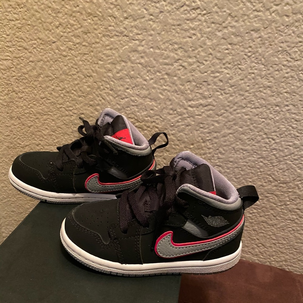 Air Jordan 1 mid toddler tennis shoe